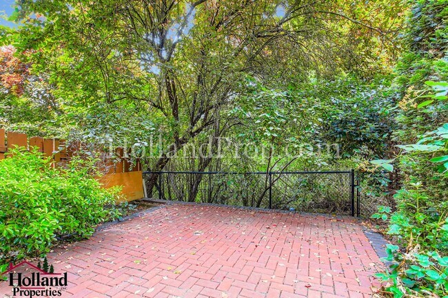 Building Photo - Wonderful 3 Bed 3 Bath Townhouse in  Hillsboro!