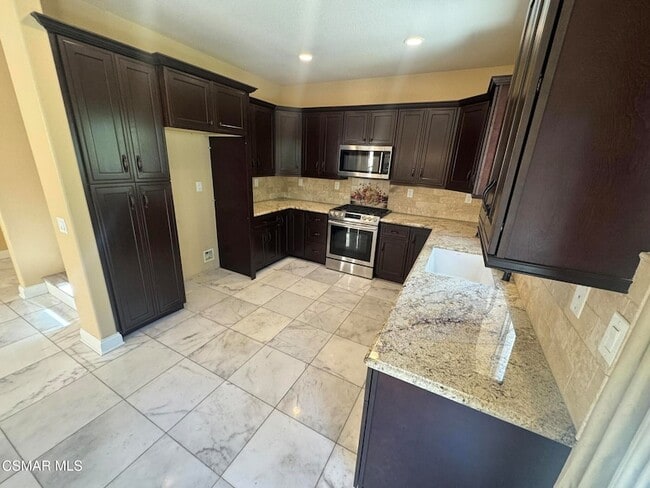Building Photo - 573 Yarrow Dr