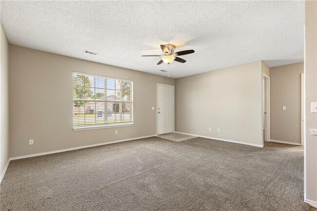 Building Photo - 2502 Parkcrest Dr