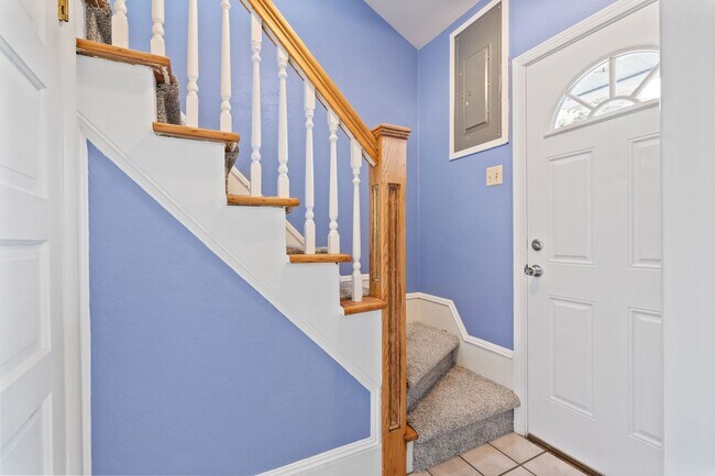 Building Photo - Spacious 4BR Turn-of-the-Century Charmer in the Heart of Bremerton!