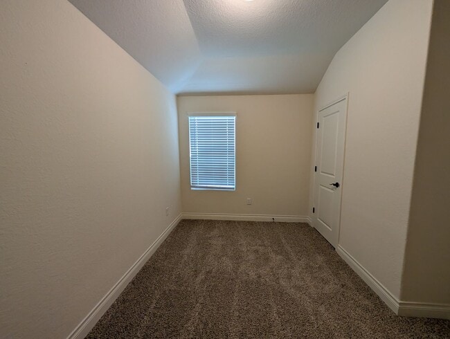 Building Photo - 1 MONTH FREE RENT / Close to HWY for Commu...