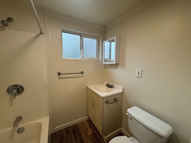 Building Photo - Luradel Duplex