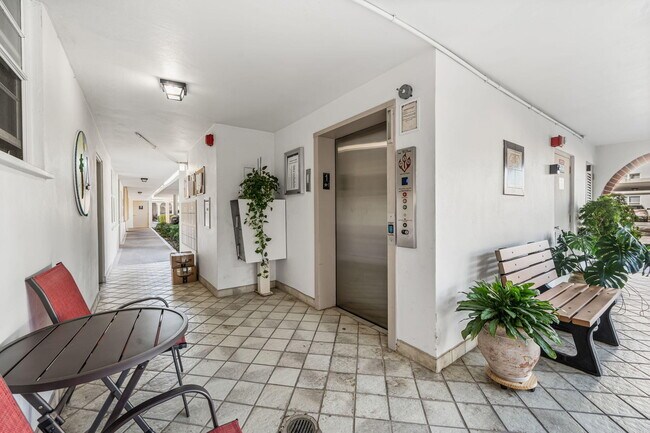 Building Photo - 920 Dogwood Dr