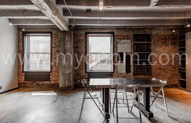 Building Photo - The Regis