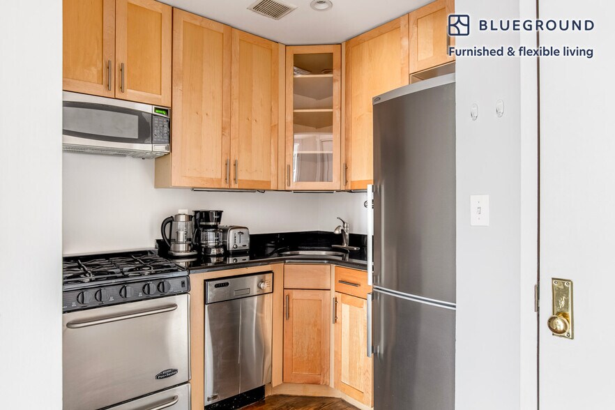 Building Photo - 290 W 12th St