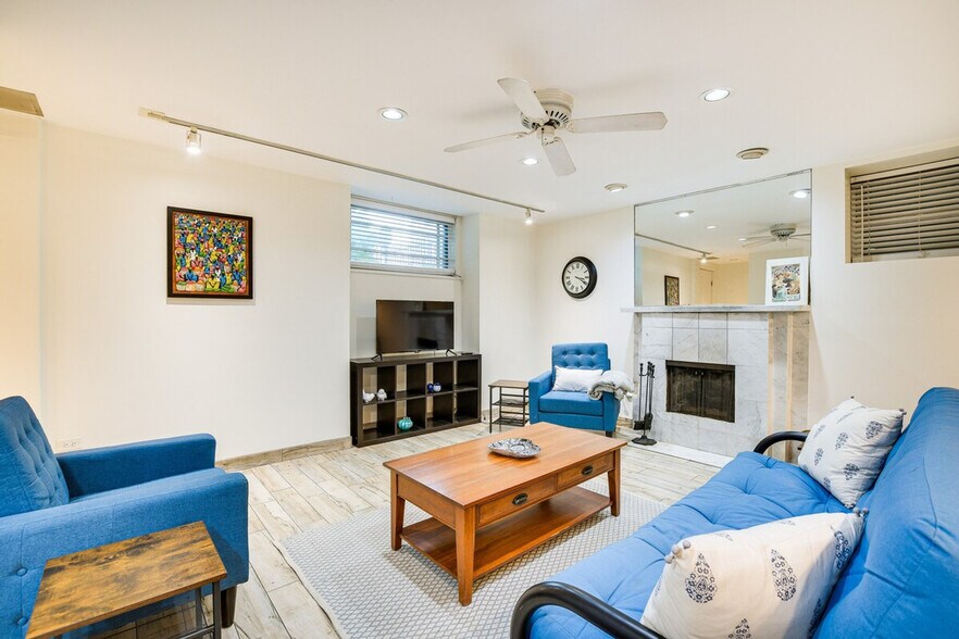 Building Photo - 2238 N Geneva Terrace