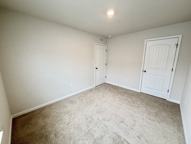 Building Photo - 633 Currant Cir