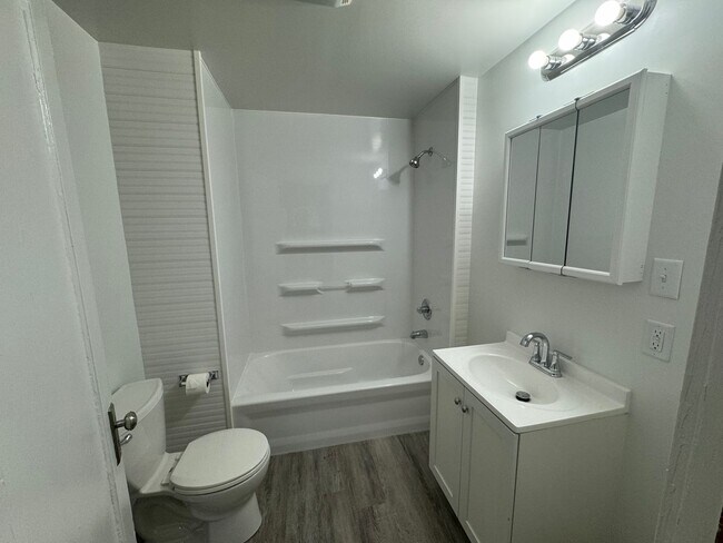 Building Photo - 5 Bedroom Rental in Moline