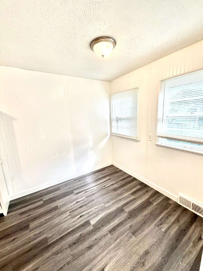 Building Photo - 801 Hubbard Ave