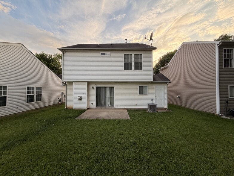 Building Photo - 2722 Meadow Knoll Dr