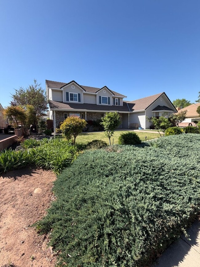 Building Photo - Beautiful 4 bedroom, 3 bathroom Home with a pool!!