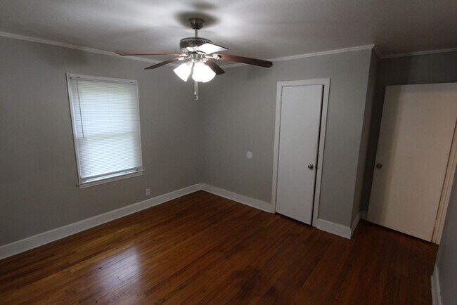 Building Photo - 2215 Rosewood Dr
