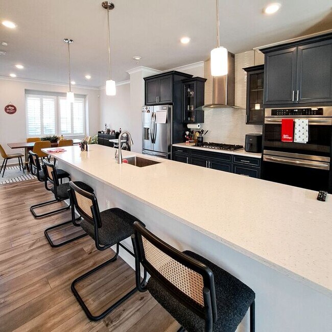 Building Photo - Gorgeous 4-Level Townhome with Rooftop Ter...