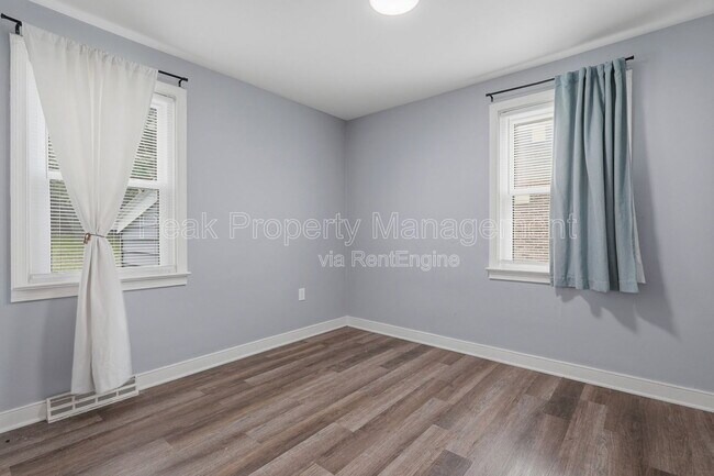 Building Photo - 421 St Luke St