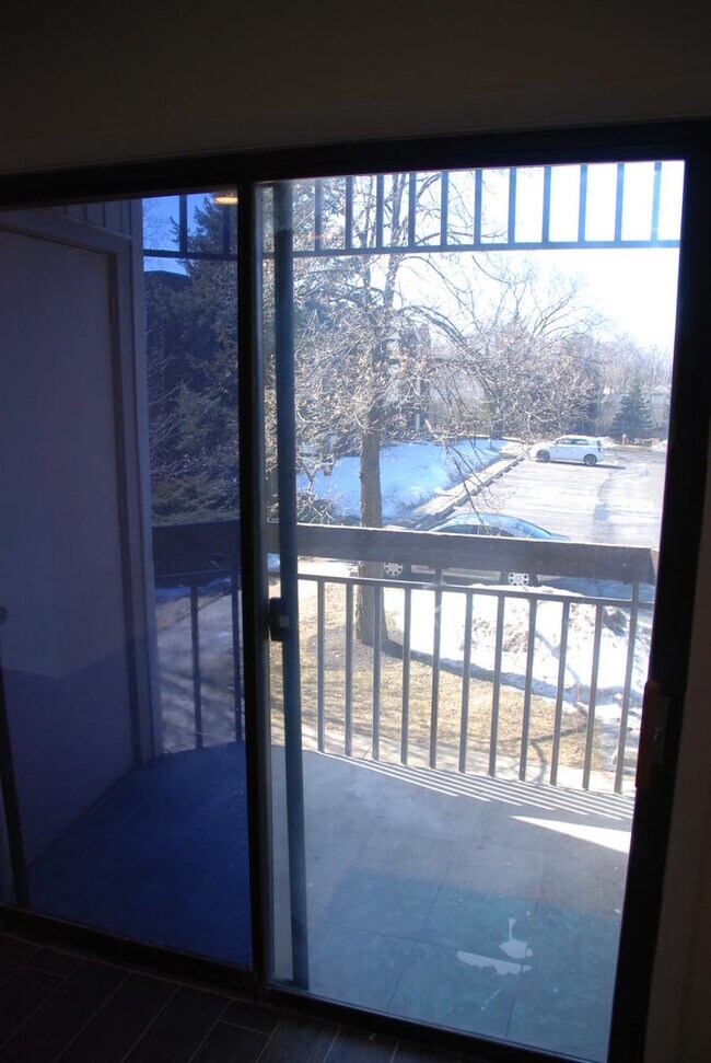 Building Photo - 2216 Country Club Dr