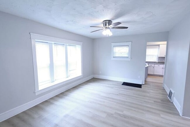 Building Photo - 686 East Ave