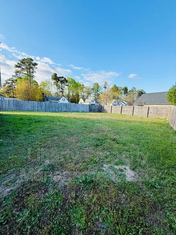 Building Photo - 805 Broadmore Dr