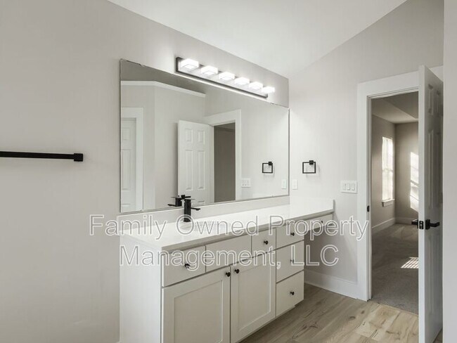 Building Photo - 105 Mallory Dr