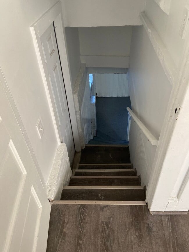Building Photo - $1,300 - Newly 3 Bedroom 2 Bath