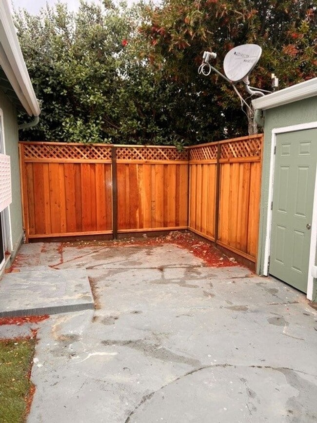 Building Photo - Renovated 3 Bedroom/1 Bath Town Home