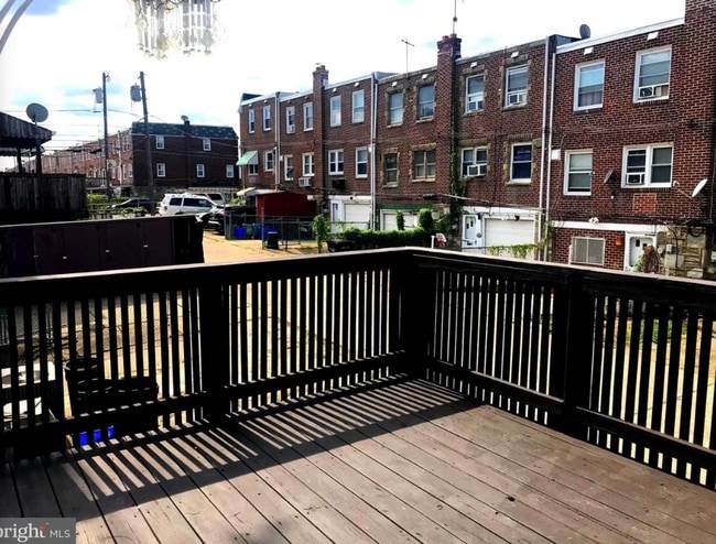 Building Photo - 3B1B Row House Northeast Philly available July 1st