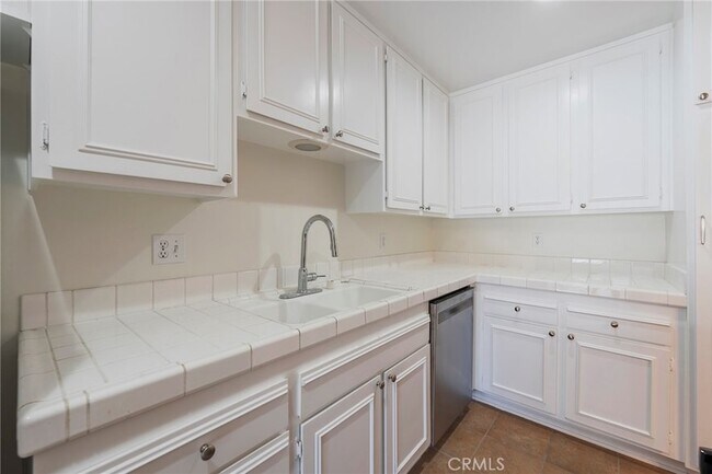 Building Photo - 6542 Ocean Crest Dr