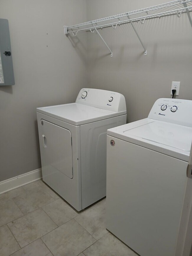 Building Photo - 4 Bedroom/4.5 Bath