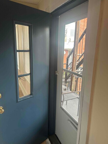 Building Photo - 1047 Penn St