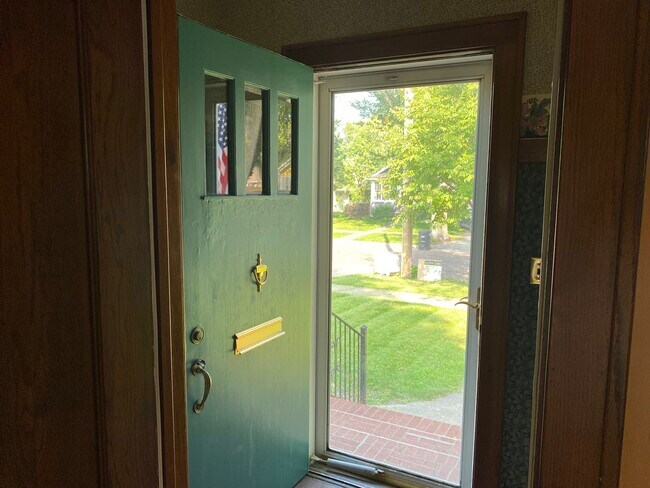 Building Photo - 1343 6th St S