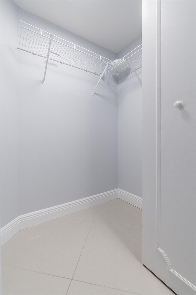 Building Photo - 16699 Collins Ave