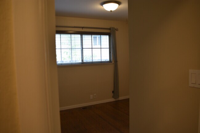 Building Photo - 102 Bonita Ave
