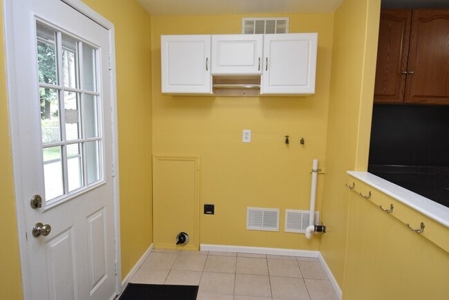 Building Photo - 3 bedroom 1 bath home in Edison Park