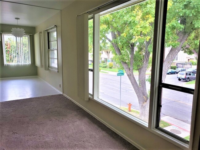 Building Photo - SUNNY TWO BEDROOM ONE BATH Apartment ***