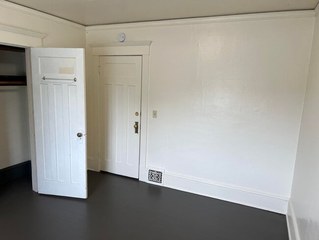 Building Photo - Great 8 Bedroom House Very Close to University of Washington