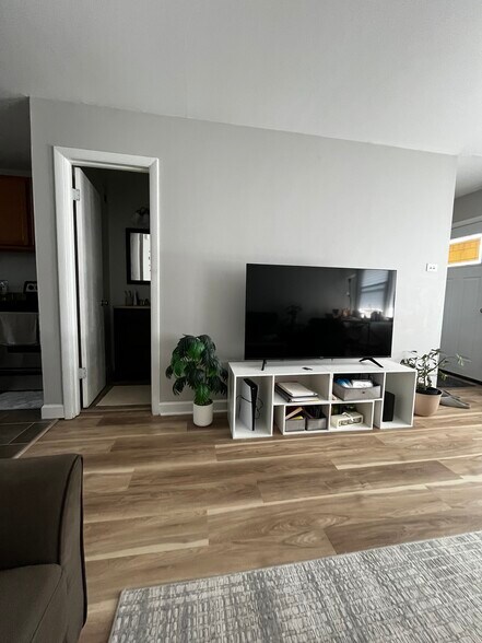 Building Photo - 488 E 5th Ct