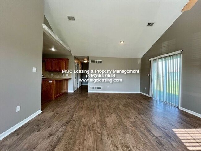Building Photo - AFFORDABLE, SPACIOUS RANCH STYLE DUPLEX IN RAYMORE!