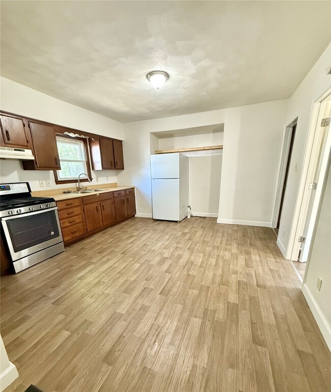 Building Photo - 115 S Lawn Ave