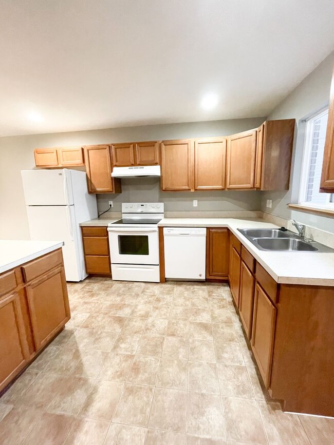 Building Photo - 3 Bedroom & 3 Bathroom Townhouse for Rent!