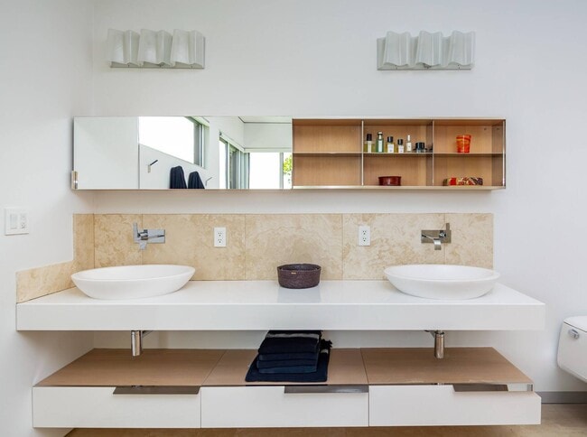 Building Photo - 493 Sagaponack Road