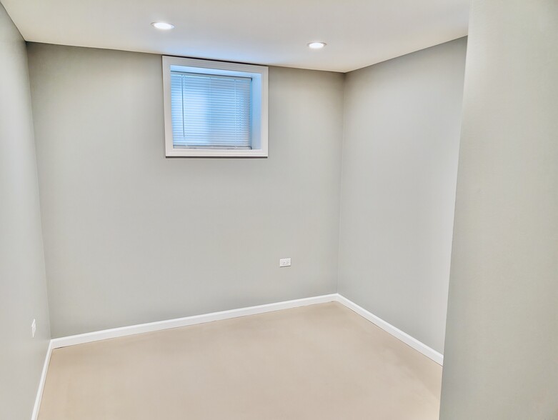 Building Photo - 960 W 18th Pl