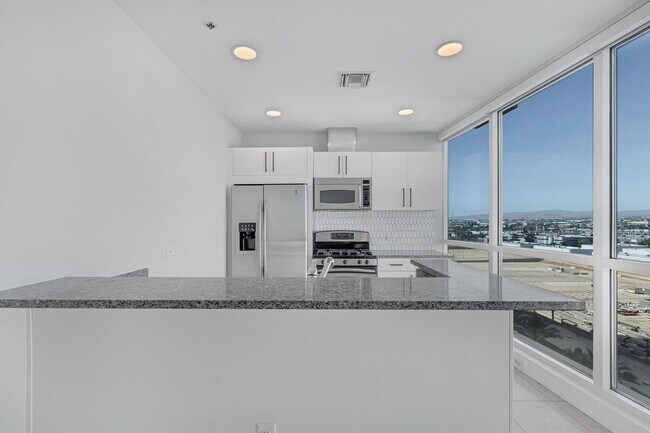 Building Photo - Renovated 1 Bedroom Panorama Unit