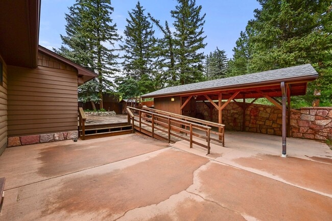 Building Photo - Mountain Life & Views- 4 bed 2 bath