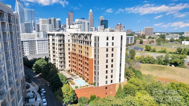 Building Photo - 701 Royal Ct