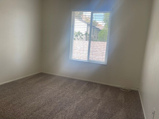 Building Photo - 3 bedroom 2 bathroom Condo in Riverside