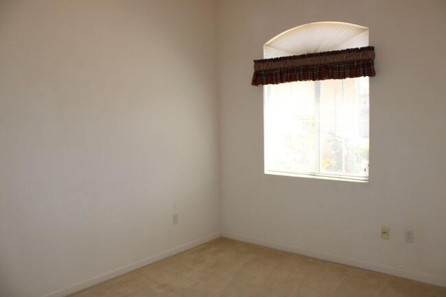Building Photo - 5812 Sandlewood Way