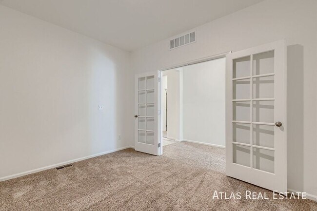 Building Photo - 987 Cascade Falls St