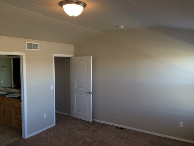 Building Photo - Stunning 3 Bed / 2.5 Bath 2-Story Home in ...