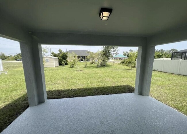 Building Photo - AVAILABLE NOW! 3 Bedroom + Den - 2 Bathroo...