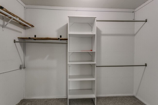 Building Photo - Spacious 4-Bedroom Home in Mature Neighborhood