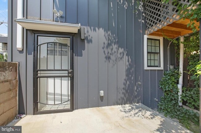 Building Photo - 2046 E Huntingdon St